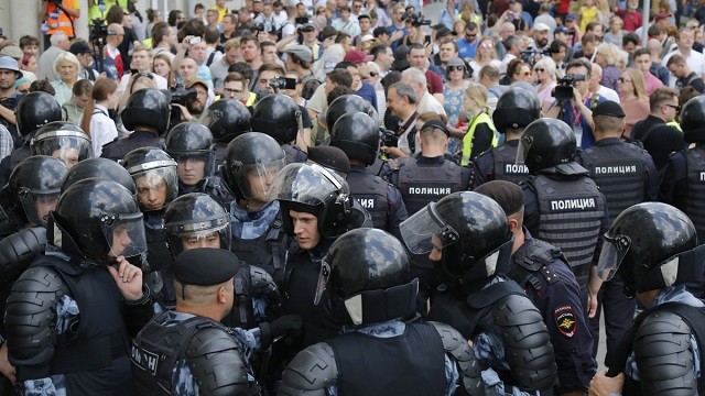 Lực lượng cảnh sát và người biểu tình ở Moscow