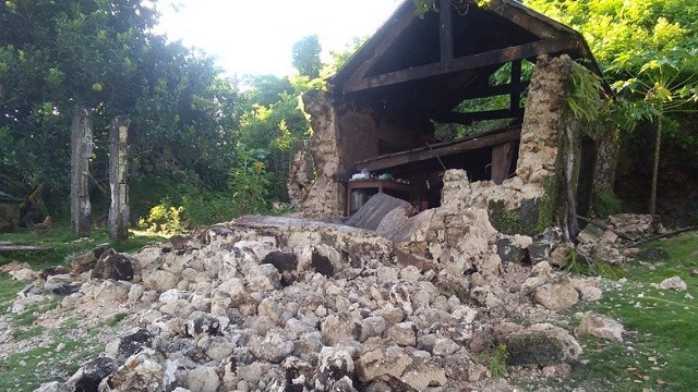 Một ngôi nhà bị phá hủy sau động đất ở Philippines
