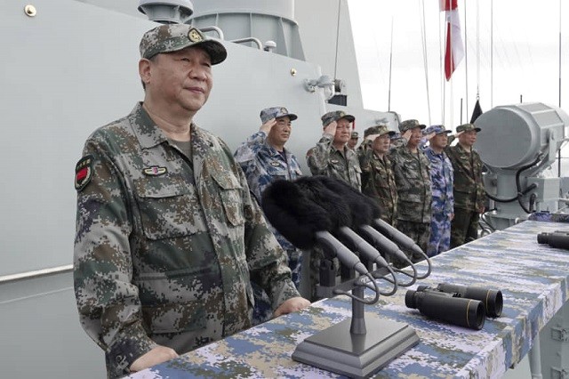 Chủ tịch Trung Quốc Tập Cận Bình phát biểu sau khi xem xét hạm đội Hải quân Quân giải phóng Nhân dân Trung Quốc ở Biển Đông hồi tháng 4 năm ngoái. Ảnh: AP