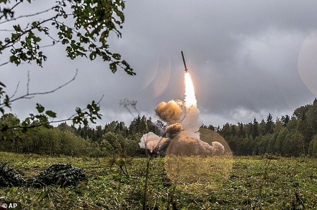 Một tên lửa Iskander-K của Nga được phóng trong cuộc tập trận quân sự gần St.Petersburg.
