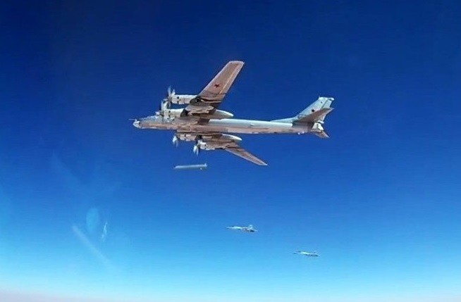 Một máy bay Tu95-MS dội tên lửa hành trình vào nhóm khủng bố IS ở Syria