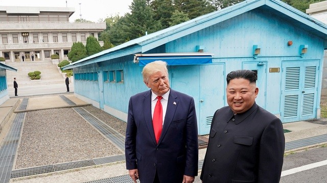 TT Donald Trump và Chủ tịch Kim Jong-un (phải)