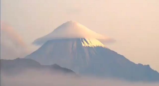 Xem mây “đĩa bay” chụp vào miệng núi lửa ở Ecuador