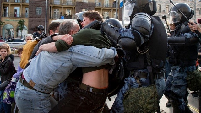 Cảnh sát Nga trấn áp người biểu tình