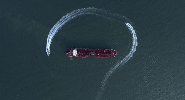 Thuyền tốc độ của Iran đi quanh tàu dầu Anh ngày 21/7