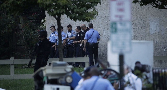 Cảnh sát đứng gần hiện trường vụ xả súng ở Philadelphia