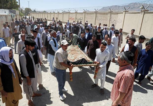 Thi thể của các nạn nhân trong một đám tang tập thể sau vụ đánh bom tự sát tại đám cưới ở Kabul. (Ảnh: Reuters)