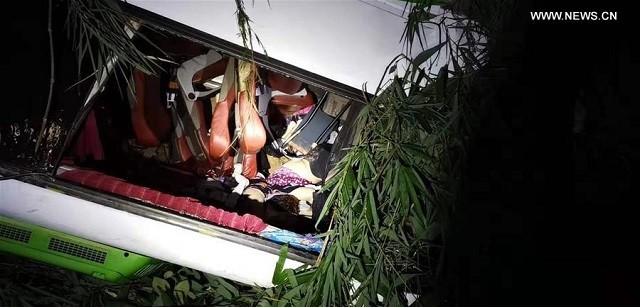 Hiện trường vụ tai nạn xe buýt chở khách Trung Quốc tại Lào. (ảnh: Xinhua)