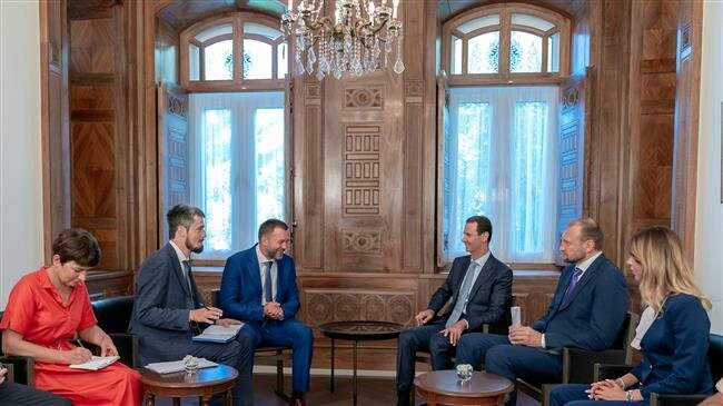 Tổng thống Syria Bashar al-Assad (thứ 3 từ phải sang) gặp gỡ một phái đoàn Nga tới Damascus, Syria ngày 20/8/2019. (Ảnh: SANA)