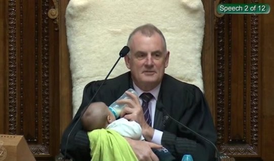 Hình ảnh Chủ tịch Hạ viện Trevor Mallard cho em bé ti bình nhận được nhiều lời khen ngợi.