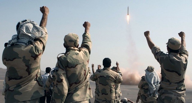 Quân đội Iran mừng vui trước vụ phóng tên lửa.