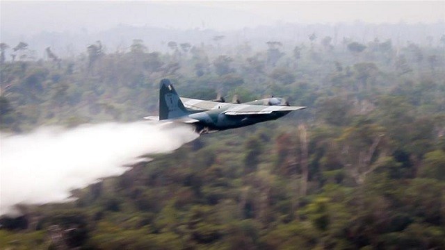 Máy bay quân sự Brazil dội nước chữa cháy rừng Amazon