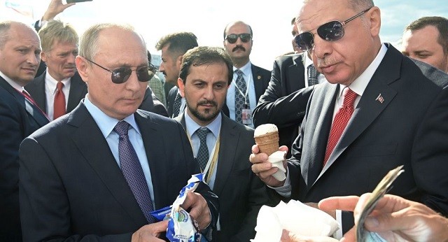 2 nhà lãnh đạo thưởng thức kem Nga