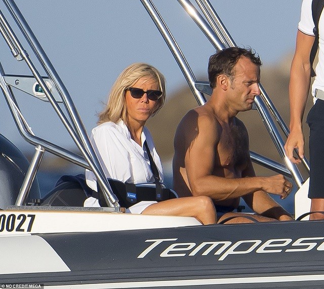 TT Pháp Macron và phu nhân thư giãn trên thuyền tốc độ.