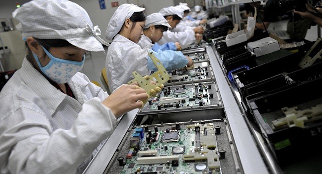Công nhân Trung Quốc lắp ráp các linh kiện điện tử tại một nhà máy ở Thẩm Quyến, Trung Quốc