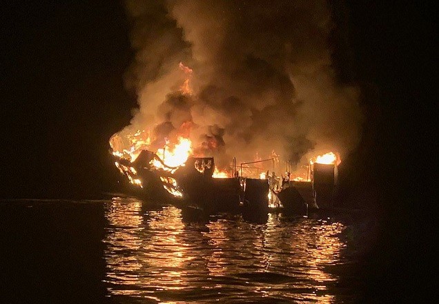 Con thuyền Conception cháy trong đêm.