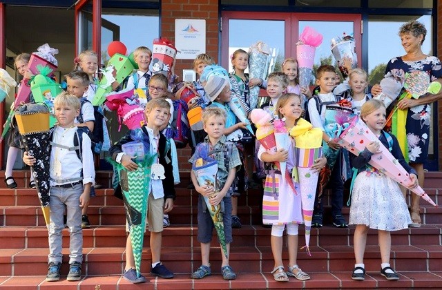 Trẻ em Đức với những chiếc Schultute đựng đầy kẹo và đồ dùng học tập để đón năm học mới