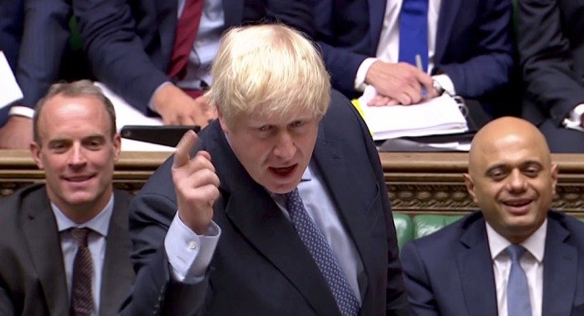 Thủ tướng Anh Boris Johnson (giữa) tranh luận tại Quốc hội.