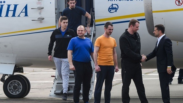 TT Zelensky (ngoài cùng bên phải) đón các tù nhân Ukraine trở về.