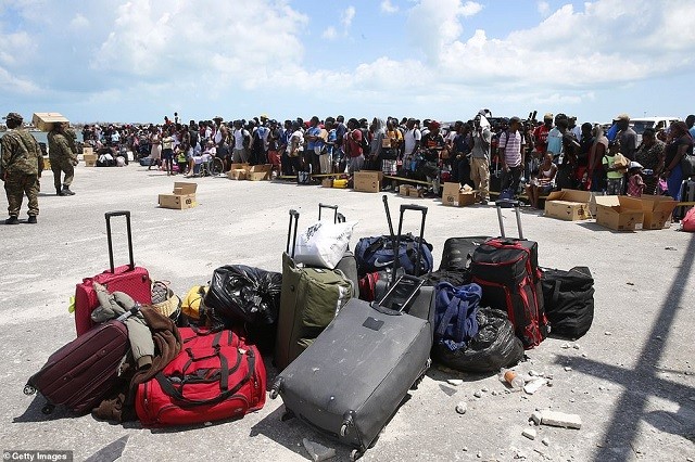 Người dân Bahamas chờ để được đi sơ tán.