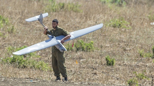 Một binh sĩ Israel và máy bay không người lái.