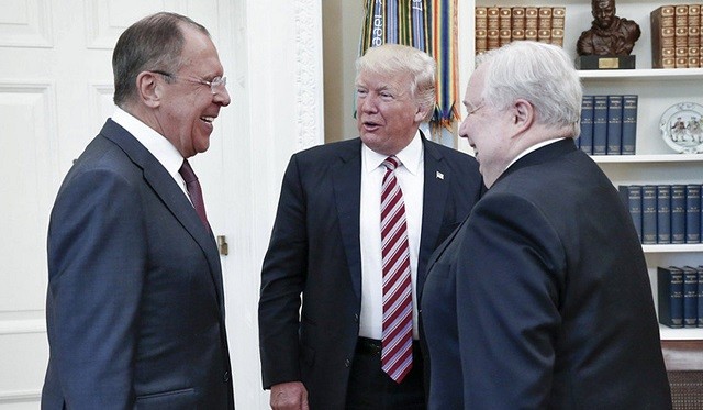 TT Mỹ Donald Trump (giữa) nói chuyện với Bộ trưởng Ngoại giao Nga Sergei Lavrov (trái) và Đại sứ Nga Sergei Kislyak tại Nhà Trắng vào tháng 5 năm 2017. Ảnh: EPA.