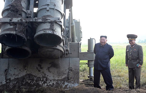  Lãnh đạo Triều Tiên Kim Jong-un (trái) chỉ đạo vụ thử bệ phóng đa tên lửa.