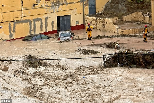 Tây Ban Nha đang đối mặt với trận lụt lịch sử do mưa lớn.