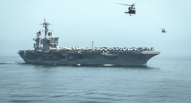 Mẫu hạm và trực thăng Mỹ tại vịnh Oman.