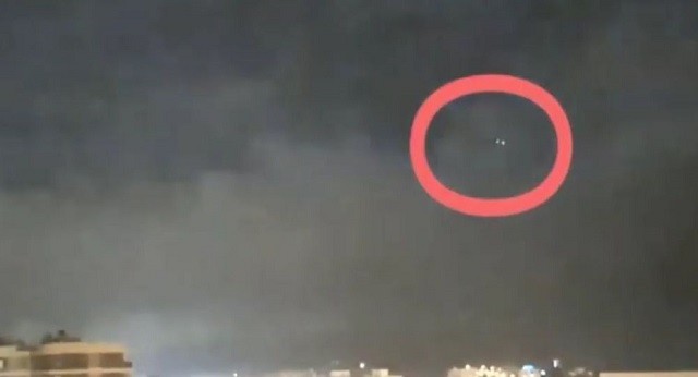 Hình ảnh UFO được ghi lại trên bầu trời mưa bão ở Tây Ban Nha.