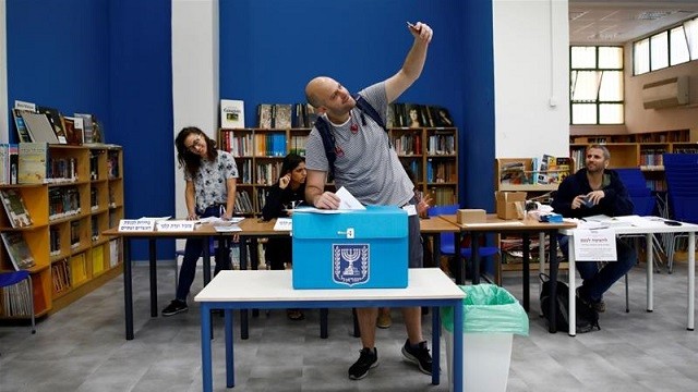Người Israel đi bỏ phiếu.