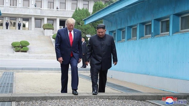 TT Donald Trump và Chủ tịch Kim Jong-un (phải) trong cuộc gặp tại khu vực phi quân sự nằm giữa Triều Tiên và Hàn Quốc hồi tháng 6.