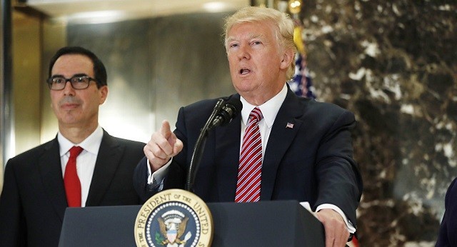 TT Mỹ Donald Trump và Bộ trưởng Tài chính Mỹ Steven Mnuchin (trái).