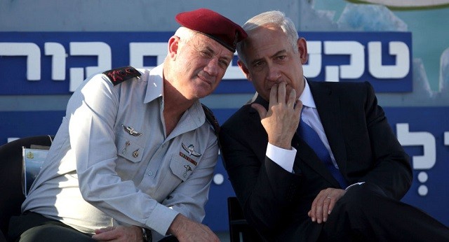 Thủ tướng Israel Benjamin Netanyahu và ông Benny Gantz (trái) trong một buổi lễ tốt nghiệp của các sĩ quan hải quân. (Ảnh: AP)