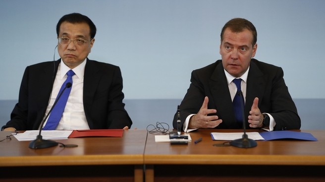 Thủ tướng Nga Dmitry Medvedev và Thủ tướng Trung Quốc Lý Khắc Cường (trái).