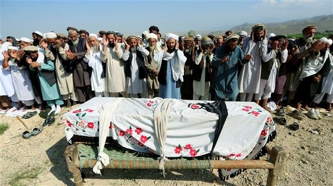 Người dân địa phương cầu nguyện trước linh cữu  nạn nhân của vụ tấn công nhầm do Mỹ tiến hành tại Afghanistan.