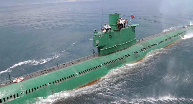 Lãnh đạo Triều Tiên Kim Jong-un có mặt trên cabin một tàu ngầm khi kiểm tra các lực lượng vũ trang