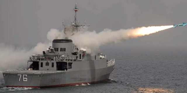 Iran thử tên lửa Nour từ tàu khu trục Jamaran tự chế. (Ảnh: Reuters)