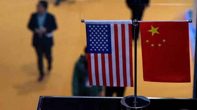 Cờ Mỹ và Trung Quốc tại Triển lãm nhập khẩu quốc tế ở Thượng Hải. (Ảnh: AFP)