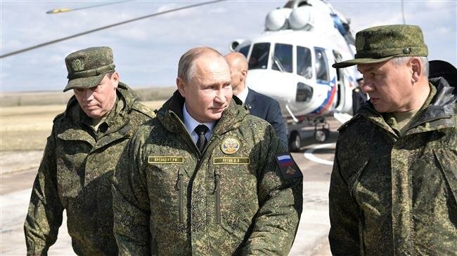 TT Nga Putin (giữa), Bộ trưởng Quốc phòng Sergei Shoigu (phải) và Tổng Tham mưu trưởng Lực lượng Vũ trang Nga Valery Gerasimov thăm trường bắn Donguz để giám sát các cuộc tập trận quân sự ở Vùng Orenburg, ngày 20/9. (Ảnh: Reuters)