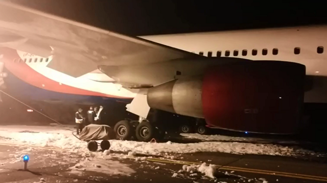 Hình ảnh máy bay của hãng Azur Air gặp sự cố.