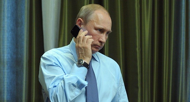 TT Nga Putin đang sử dụng một chiếc điện thoại.