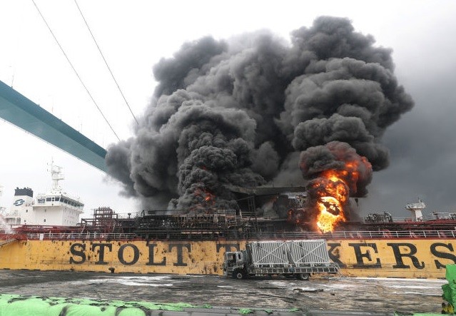 Hỏa hoạn trên một tàu dầu của Hàn Quốc.