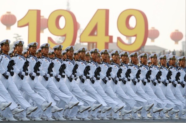 Binh sĩ của Quân đội Giải phóng Nhân dân (PLA) diễu hành qua Thiên An Môn diễn tập trước cuộc diễu hành quân sự kỷ niệm 70 năm thành lập Cộng hòa Nhân dân Trung Hoa tại Bắc Kinh, Trung Quốc 