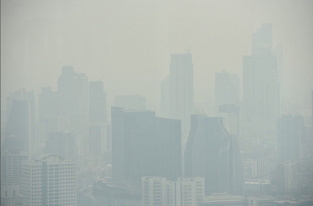 Thủ đô Bangkok mờ mịt trong khói bụi.