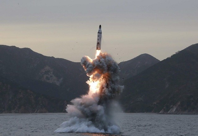 Một vụ phóng tên lửa từ tàu ngầm của Triều Tiên. (Ảnh: KCNA).