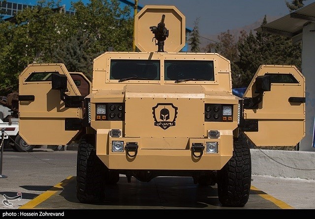 Xe quân sự chống đạn mới được ra mắt của Iran.
