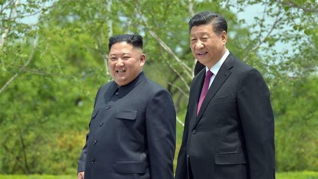 Lãnh đạo Triều Tiên Kim Jong-un và Chủ tịch Trung Quốc Tập Cận Bình (phải).