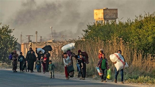 Người dân mang theo đồ đạc bỏ đi trong bối cảnh Thổ Nhĩ Kỳ tấn công đông bắc Syria.