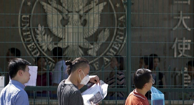 Người xin thị thực chờ bên ngoài Đại sứ quán Mỹ tại Bắc Kinh, Trung Quốc.